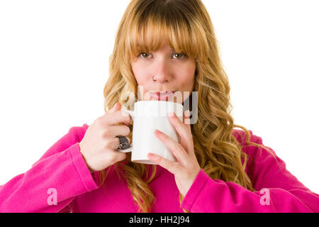 Eine attraktive blonde Frau mit einem Becher, Kaffee oder Tee. Stockfoto