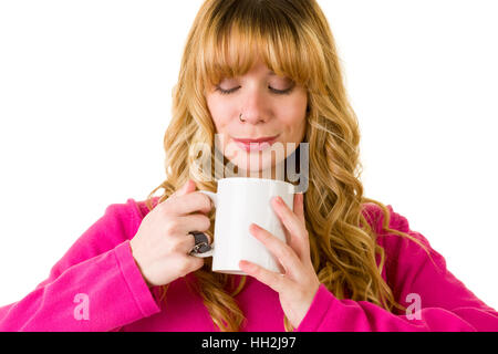 Eine attraktive blonde Frau mit einem Becher, Kaffee oder Tee. Stockfoto