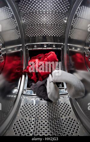 Wäscherei in einer Top-Loading Waschmaschine geladen werden Stockfoto