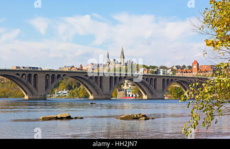 Freizeit Wassersport am Potomac River in der Nähe von Key Bridge im Spätherbst. Stockfoto