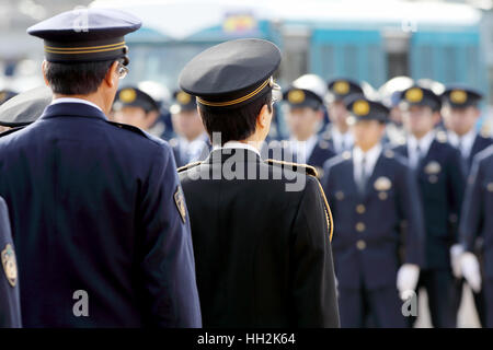 Japanische Polizisten stehen in einer Reihe Stockfoto