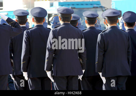 Rückansicht des japanischen Polizisten stehen in einer Reihe Stockfoto