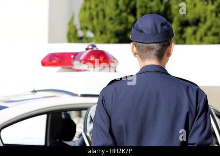 Rückansicht der japanische Polizist mit Streifenwagen Stockfoto