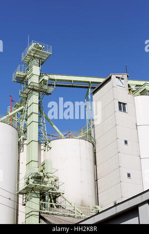 Industrielle Lager und Lagerung Silo gegen blauen Himmel Stockfoto