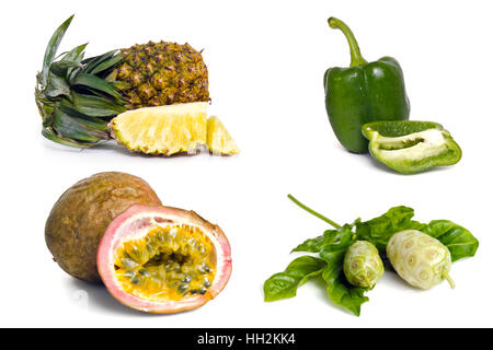 Noni-Frucht, Passionsfrucht, Ananas und Paprika gruppiert und isoliert auf weißem Hintergrund Stockfoto