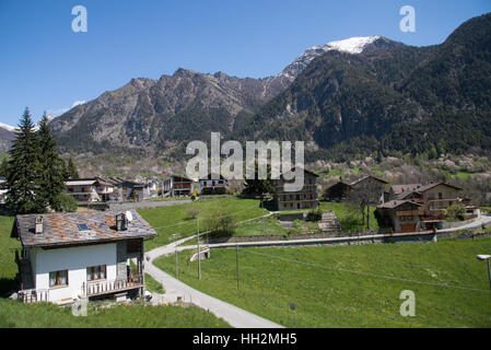 Charakteristisches Haus in Bergdorf in Italien im Frühjahr Stockfoto