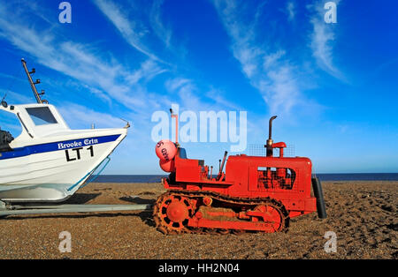 Rote Raupe Traktor, Anhänger und Küstenfischerei Boot am Strand von Cley nächstes Meer, Norfolk, England, Vereinigtes Königreich. Stockfoto