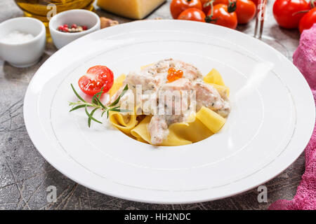 Frischteigwaren Tagliatelle mit Lachs in einer Sahnesauce in weißer Teller Stockfoto