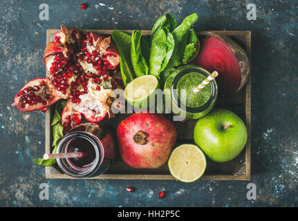 Grün, violett frische Säfte mit Obst, grünen, Gemüse im tray Stockfoto