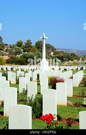 Blick auf die Souda Bay Alliierten Soldatenfriedhof Grabsteine und Kreuz, Souda Bay, Kreta, Griechenland, Europa. Stockfoto