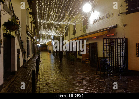 kalte nasse Nacht außerhalb Ubiquitous Chip in Ashton Lane, Glasgow Stockfoto