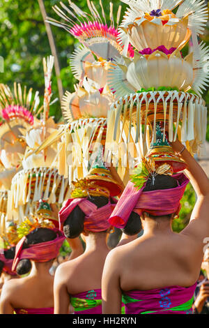 Gruppe von balinesischen Frauen in Kostümen mit Angebot für hinduistische Zeremonie. Traditionelle Tänze, Kunstfestivals, Kultur der Insel Bali Stockfoto