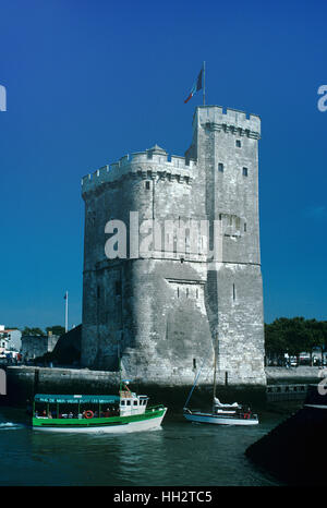 Saint Nicholas Turm & Fähre oder Sea Bus am Eingang zum alten Hafen La Rochelle Frankreich Stockfoto
