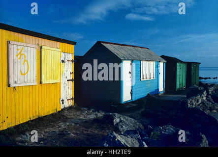 Bunte Strandhütten am Strand oder Bucht Benllech Anglesey Wales Stockfoto