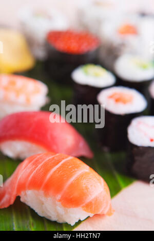 Nahaufnahme der verschiedenen japanischen Sushi. Fotografiert mit einer geringen Schärfentiefe. Stockfoto