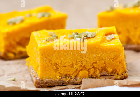 Scheiben von rohen vegane Kürbis-Käsekuchen. Liebe für eine gesunde Desserts roh-Konzept. Stockfoto