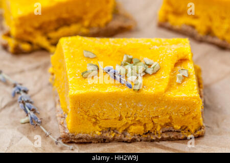 Scheiben von rohen vegane Kürbis-Käsekuchen. Liebe für eine gesunde Desserts roh-Konzept. Stockfoto