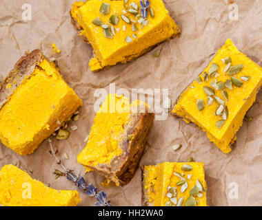 Scheiben von rohen vegane Kürbis-Käsekuchen. Liebe für eine gesunde Desserts roh-Konzept. Stockfoto