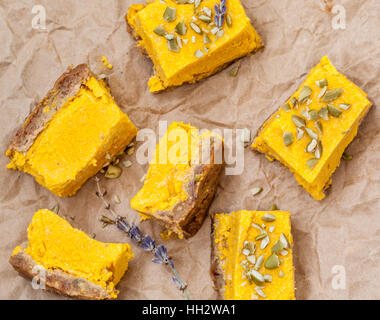 Scheiben von rohen vegane Kürbis-Käsekuchen. Liebe für eine gesunde Desserts roh-Konzept. Stockfoto