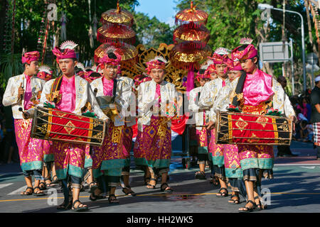 DENPASAR, Insel BALI, Indonesien - 11. Juni 2016: Gruppe von balinesischen Menschen in bunten Kostümen spielen traditionelle Gamelan-Musik. Stockfoto