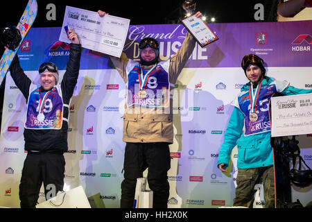 Moskau, Russland - 14. Januar 2017: Medaillengewinner von den big Air endgültig als Teil der Grand Prix de Russie 2017 internationalen Snowboard Tour während der Preisverleihung in Moskau statt. Von links: Roope Tonteri (Finnland) - Silbermedaille, Anton Mamaev (Russland) - gold-Medaille und Mikhail Matveev (Russland) - Bronze-Medaille. Bildnachweis: Victor Vytolskiy/Alamy Live-Nachrichten Stockfoto