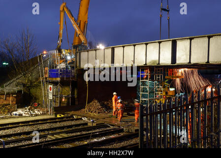 Chester, UK. 15. Januar 2017. Arbeiten weiter in die Nacht, die letzten Abschnitte einer alten Eisenbahnbrücke auf Brook Lane über die Merseyrail Wirral Linie in Chester, UK © Andrew Paterson zu entfernen / Alamy Live News Stockfoto