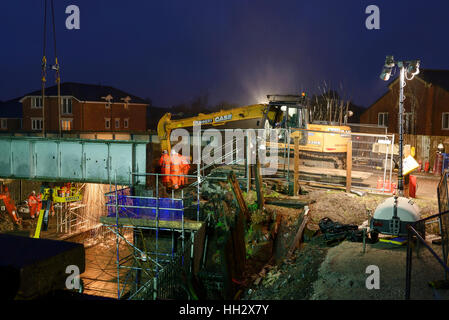 Chester, UK. 15. Januar 2017. Arbeiten weiter in die Nacht, die letzten Abschnitte einer alten Eisenbahnbrücke auf Brook Lane über die Merseyrail Wirral Linie in Chester, UK © Andrew Paterson zu entfernen / Alamy Live News Stockfoto