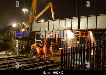 Chester, UK. 15. Januar 2017. Arbeiten weiter in die Nacht, die letzten Abschnitte einer alten Eisenbahnbrücke auf Brook Lane über die Merseyrail Wirral Linie in Chester, UK © Andrew Paterson zu entfernen / Alamy Live News Stockfoto