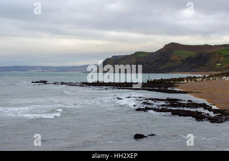 West Bay, Dorset, UK. 15. Januar 2017. Großbritannien Wetter. Niedrigen Springflut zeigt Felsen Regale in West Bay in Dorset an einem bewölkten Nachmittag, Blick nach Westen auf den Klippen von Thorncombe Beacon auf Eype. Bildnachweis: Graham Hunt/Alamy Live-Nachrichten Stockfoto