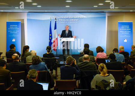 Paris. 15. Januar 2017. Der französische Außenminister Jean-Marc Ayrault befasst sich mit eine Pressekonferenz nach der Nahost-Friedenskonferenz in Paris, die Hauptstadt von Frankreich am 15. Januar 2017. Frankreich am Sonntag statt ein internationales Treffen, Wege, die gestrandeten Nahost-Friedensverhandlungen wieder zu beleben und für die Umsetzung der zwei-Staaten-Lösung zu drücken, um die Wiederherstellung der Sicherheit in der Region nach Jahrzehnten des Konflikts zu suchen. Bildnachweis: Chen Yichen/Xinhua/Alamy Live-Nachrichten Stockfoto