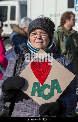 Detroit, USA. 15. Januar 2017. Tausende von Bewohnern der Gegend von Detroit trat ein "sparen Health Care Rally," Teil einer nationalen Aktionstag gegen republikanische Versuch, Obamacare demontieren. Mehrere Mitglieder des Kongresses, einschließlich Senator Bernie Sanders, adressiert die Rallye. ©: Jim West/Alamy Live-Nachrichten Stockfoto