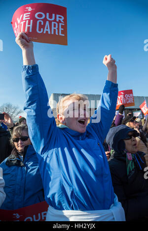 Detroit, USA. 15. Januar 2017. Tausende von Bewohnern der Gegend von Detroit trat ein "sparen Health Care Rally," Teil einer nationalen Aktionstag gegen republikanische Versuch, Obamacare demontieren. Mehrere Mitglieder des Kongresses, einschließlich Senator Bernie Sanders, adressiert die Rallye. ©: Jim West/Alamy Live-Nachrichten Stockfoto