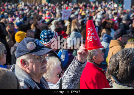 Detroit, USA. 15. Januar 2017. Tausende von Bewohnern der Gegend von Detroit trat ein "sparen Health Care Rally," Teil einer nationalen Aktionstag gegen republikanische Versuch, Obamacare demontieren. Mehrere Mitglieder des Kongresses, einschließlich Senator Bernie Sanders, adressiert die Rallye. ©: Jim West/Alamy Live-Nachrichten Stockfoto