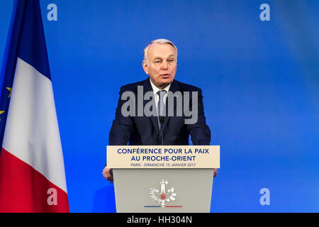 Paris, Frankreich. 15. Januar 2017. Der französische Außenminister Jean-Marc Ayrault befasst sich mit der Nahost-Friedenskonferenz in Paris, Hauptstadt von Frankreich. Frankreich am Sonntag statt ein internationales Treffen, Wege, die gestrandeten Nahost-Friedensverhandlungen wieder zu beleben und für die Umsetzung der zwei-Staaten-Lösung zu drücken, um die Wiederherstellung der Sicherheit in der Region nach Jahrzehnten des Konflikts zu suchen. Bildnachweis: Thierry Mahe/Xinhua/Alamy Live-Nachrichten Stockfoto