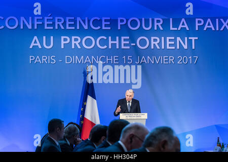 Paris, Frankreich. 15. Januar 2017. Der französische Außenminister Jean-Marc Ayrault befasst sich mit der Nahost-Friedenskonferenz in Paris, Hauptstadt von Frankreich. Frankreich am Sonntag statt ein internationales Treffen, Wege, die gestrandeten Nahost-Friedensverhandlungen wieder zu beleben und für die Umsetzung der zwei-Staaten-Lösung zu drücken, um die Wiederherstellung der Sicherheit in der Region nach Jahrzehnten des Konflikts zu suchen. Bildnachweis: Thierry Mahe/Xinhua/Alamy Live-Nachrichten Stockfoto