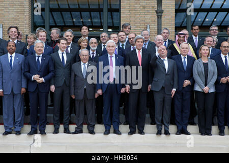 Paris, Frankreich. 15. Januar 2017. Politiker besuchen die Nahost-Friedenskonferenz, Paris, Frankreich. Internationales Gipfeltreffen. 7o Ländern nahmen an dem Gipfel. Jean-Marc Ayrault, französischer Politiker, Außenminister des Affaires Frankreichs. John Kerry, 68. Vereinigte Staaten Staatssekretär, Federica Mogherini, italienischer Politiker und die aktuelle Hohe Vertreterin der Union für Außen- und Sicherheitspolitik und Vizepräsidentin der Europäischen Kommission in der Juncker-Kommission-Kredit: Ania Freindorf/Alamy Live News Stockfoto