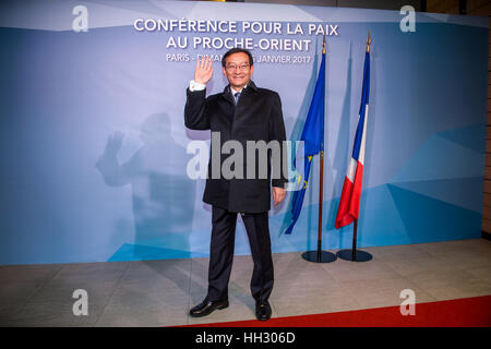 Paris, Frankreich. 15. Januar 2017. Chinesischer Vize-Außenminister Zhang Ming posiert für ein Foto vor der Nahost-Friedenskonferenz in Paris, Hauptstadt von Frankreich. Frankreich am Sonntag statt ein internationales Treffen, Wege, die gestrandeten Nahost-Friedensverhandlungen wieder zu beleben und für die Umsetzung der zwei-Staaten-Lösung zu drücken, um die Wiederherstellung der Sicherheit in der Region nach Jahrzehnten des Konflikts zu suchen. Bildnachweis: Thierry Mahe/Xinhua/Alamy Live-Nachrichten Stockfoto