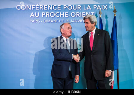 Paris, Frankreich. 15. Januar 2017. Der französische Außenminister Jean-Marc Ayrault(L) schüttelt Hände mit US-Außenminister John Kerry nach Nahost-Friedenskonferenz in Paris, Hauptstadt von Frankreich. Frankreich am Sonntag statt ein internationales Treffen, Wege, die gestrandeten Nahost-Friedensverhandlungen wieder zu beleben und für die Umsetzung der zwei-Staaten-Lösung zu drücken, um die Wiederherstellung der Sicherheit in der Region nach Jahrzehnten des Konflikts zu suchen. Bildnachweis: Thierry Mahe/Xinhua/Alamy Live-Nachrichten Stockfoto