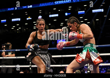 Brooklyn, USA. 14. Januar 2017. Amanda Serrano (schwarz und Silber Stämme) und Yazmin Rivas Schlacht in einem weiblichen junior Federgewicht Titelkampf bei Barclays Center in Brooklyn, New York. Bildnachweis: Joel Plummer/ZUMA Draht/Alamy Live-Nachrichten Stockfoto