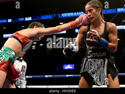 Brooklyn, USA. 14. Januar 2017. Amanda Serrano (schwarz und Silber Stämme) und Yazmin Rivas Schlacht in einem weiblichen junior Federgewicht Titelkampf bei Barclays Center in Brooklyn, New York. Bildnachweis: Joel Plummer/ZUMA Draht/Alamy Live-Nachrichten Stockfoto