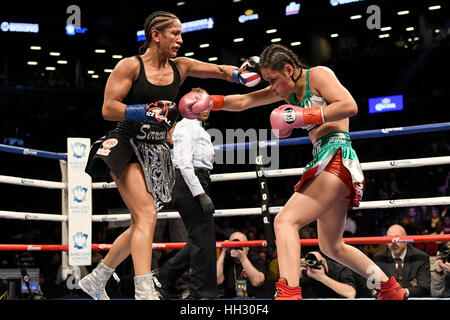 Brooklyn, USA. 14. Januar 2017. Amanda Serrano (schwarz und Silber Stämme) und Yazmin Rivas Schlacht in einem weiblichen junior Federgewicht Titelkampf bei Barclays Center in Brooklyn, New York. Bildnachweis: Joel Plummer/ZUMA Draht/Alamy Live-Nachrichten Stockfoto