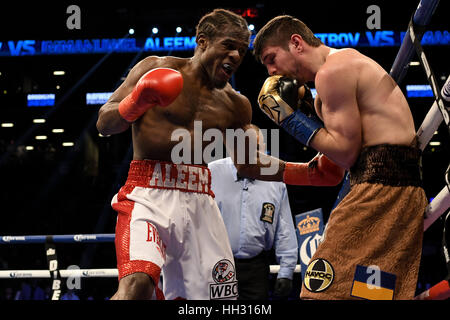 Brooklyn, New York, USA. 14. Januar 2017. Ievgen Khytrov (Tan Stämme) und Immanuwel Aleem Schlacht in einem Kampf im Mittelgewicht bei der Barclays Center in Brooklyn, New York. Bildnachweis: Joel Plummer/ZUMA Draht/Alamy Live-Nachrichten Stockfoto