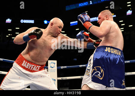 Brooklyn, USA. 14. Januar 2017. Adam Kownacki(white and red trunks) und Joshua Tufte Schlacht in einem Schwergewichts-Kampf bei den Barclays Center in Brooklyn, New York. Bildnachweis: Joel Plummer/ZUMA Draht/Alamy Live-Nachrichten Stockfoto