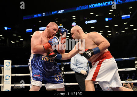 Brooklyn, USA. 14. Januar 2017. Adam Kownacki(white and red trunks) und Joshua Tufte Schlacht in einem Schwergewichts-Kampf bei den Barclays Center in Brooklyn, New York. Bildnachweis: Joel Plummer/ZUMA Draht/Alamy Live-Nachrichten Stockfoto