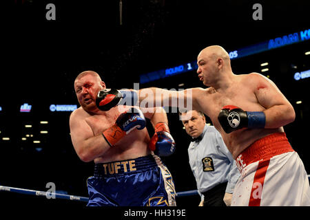 Brooklyn, USA. 14. Januar 2017. Adam Kownacki(white and red trunks) und Joshua Tufte Schlacht in einem Schwergewichts-Kampf bei den Barclays Center in Brooklyn, New York. Bildnachweis: Joel Plummer/ZUMA Draht/Alamy Live-Nachrichten Stockfoto