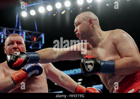 Brooklyn, USA. 14. Januar 2017. Adam Kownacki(white and red trunks) und Joshua Tufte Schlacht in einem Schwergewichts-Kampf bei den Barclays Center in Brooklyn, New York. Bildnachweis: Joel Plummer/ZUMA Draht/Alamy Live-Nachrichten Stockfoto