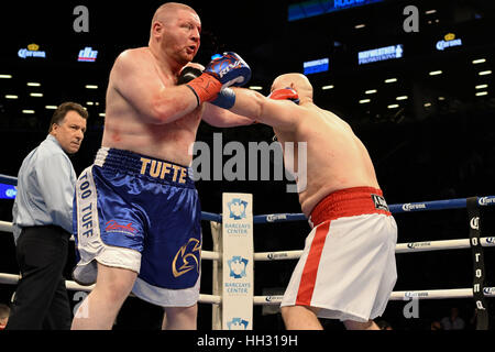 Brooklyn, USA. 14. Januar 2017. Adam Kownacki(white and red trunks) und Joshua Tufte Schlacht in einem Schwergewichts-Kampf bei den Barclays Center in Brooklyn, New York. Bildnachweis: Joel Plummer/ZUMA Draht/Alamy Live-Nachrichten Stockfoto