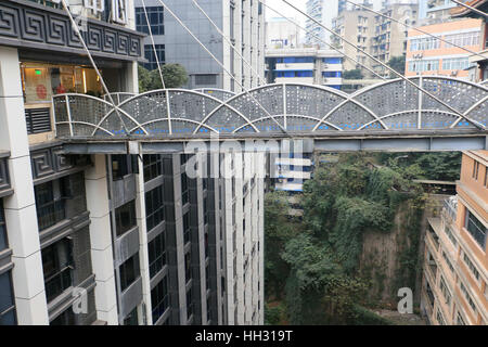 Chongqin, China. 14. Januar 2017. 14. Januar 2017. ** REDAKTIONELLEN GEBRAUCH BESTIMMT. CHINA OUT ** die höchste Überführung, 68,5 Meter über dem Boden, verbindet ein Bürogebäude und ein Einkaufszentrum in Südwest-China Chongqing. Die Überführung wurde gebaut, um es bequemer für Angestellte zu machen. Bildnachweis: SIPA Asien/ZUMA Draht/Alamy Live-Nachrichten Stockfoto