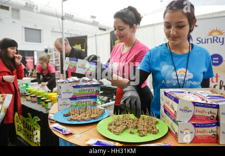 Vancouver, Kanada. 15. Januar 2017. Aussteller bereiten Snacks Proben für die Besucher während der Specialty Food Expo in Vancouver, Kanada, 15. Januar 2017. Rund 170 Lebensmittelexperten und Lieferanten nehmen an der 6. jährlichen Specialty Food Expo, präsentiert verschiedene Art von glutenfrei und Bio-Produkte. Bildnachweis: Liang Sen/Xinhua/Alamy Live-Nachrichten Stockfoto