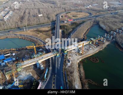 14. Januar 2017 - Huai, Huai, China - Huai, CHINA-Januar 14 2017: (nur zur redaktionellen Verwendung. CHINA HERAUS). Die Luftaufnahme des High-Speed-Bahn Baustelle in Huai'an, Ost-China Jiangsu Provinz, 14. Januar 2017. Bildnachweis: SIPA Asien/ZUMA Draht/Alamy Live-Nachrichten Stockfoto